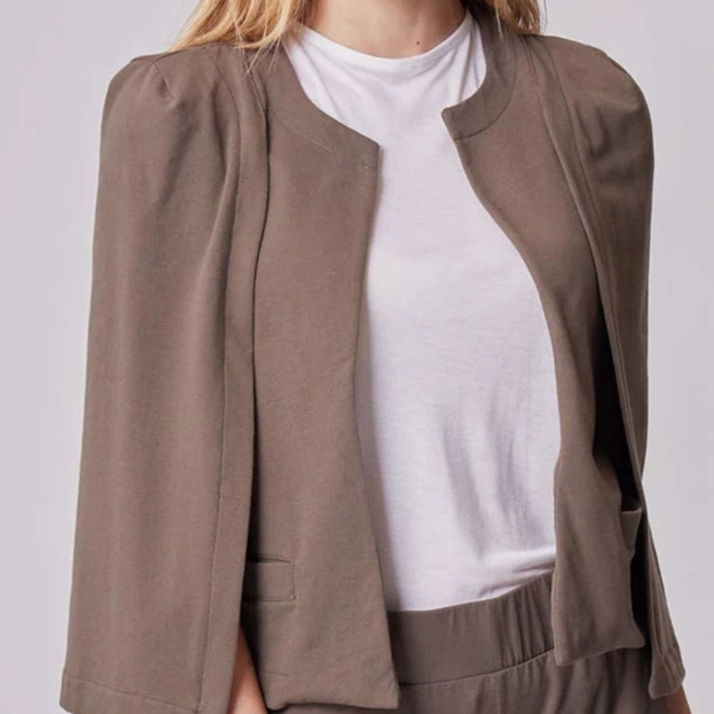 NWT Chic Sage Cape Jacket for Women